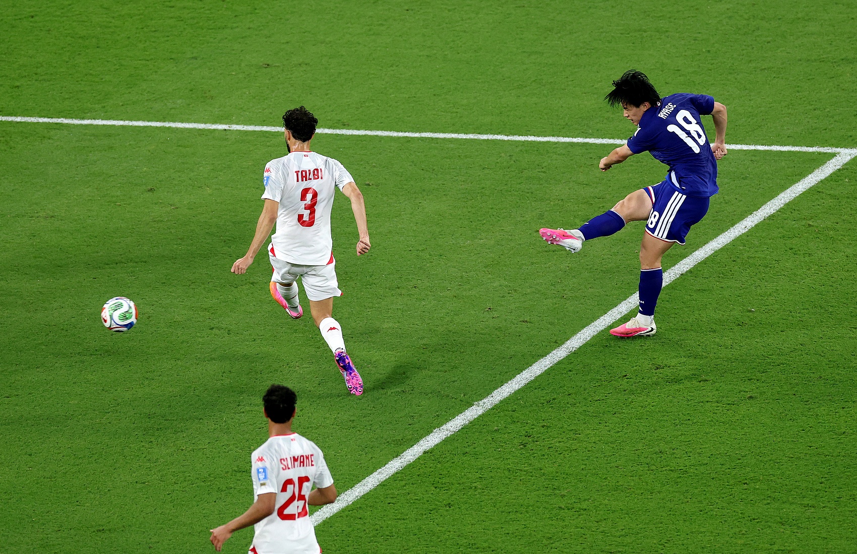 日本2-0领先突尼斯！上田绮世第31分钟远射破门 收获世界杯处子球